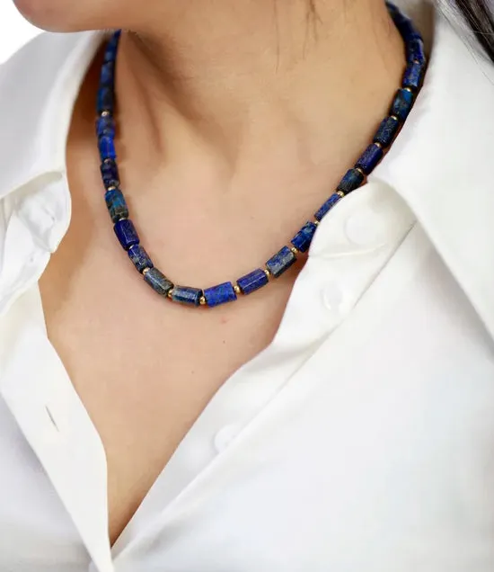 Collier en Pierres Cylindriques d'Apatite: Élégance et Clarté