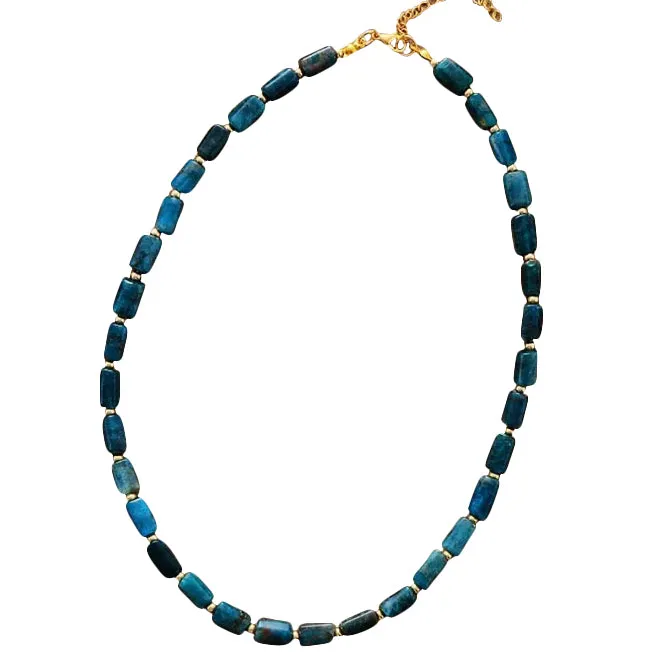 Collier en Pierres Cylindriques d'Apatite: Élégance et Clarté