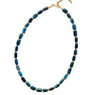 Collier en Pierres Cylindriques d'Apatite: Élégance et Clarté