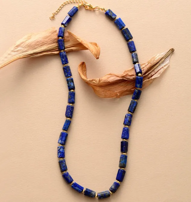 Collier en Pierres Cylindriques d'Apatite: Élégance et Clarté