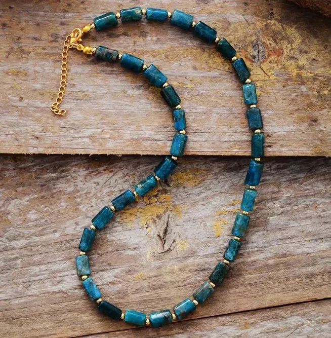 Collier en Pierres Cylindriques d'Apatite: Élégance et Clarté