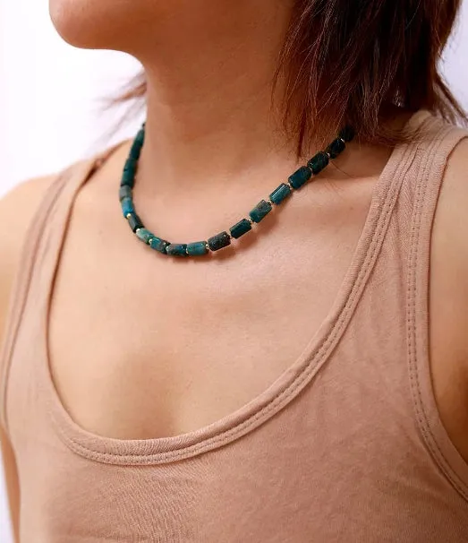 Collier en Pierres Cylindriques d'Apatite: Élégance et Clarté