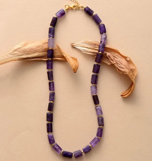 Collier en Pierres Cylindriques d'Apatite: Élégance et Clarté