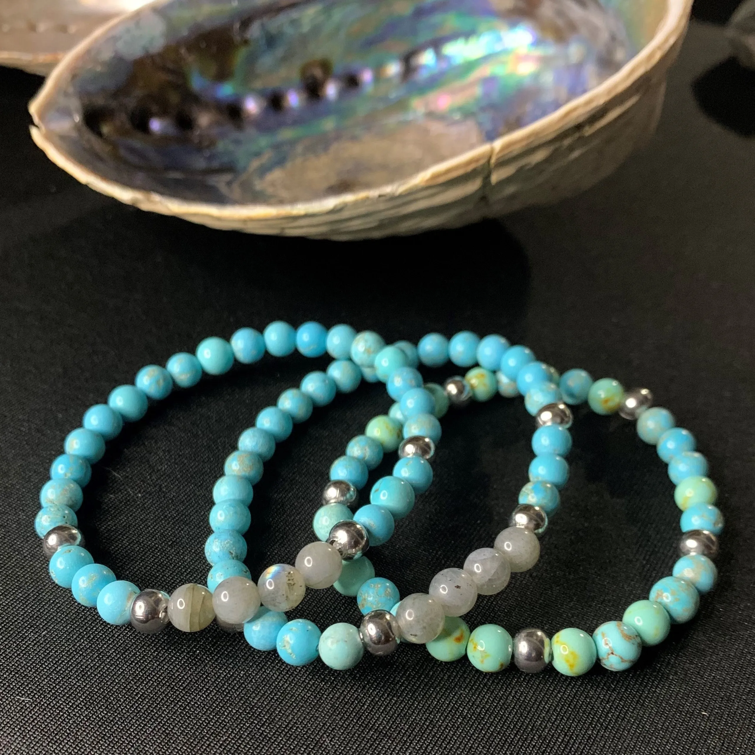 Thin bracelet in turquoise and labradorite beads