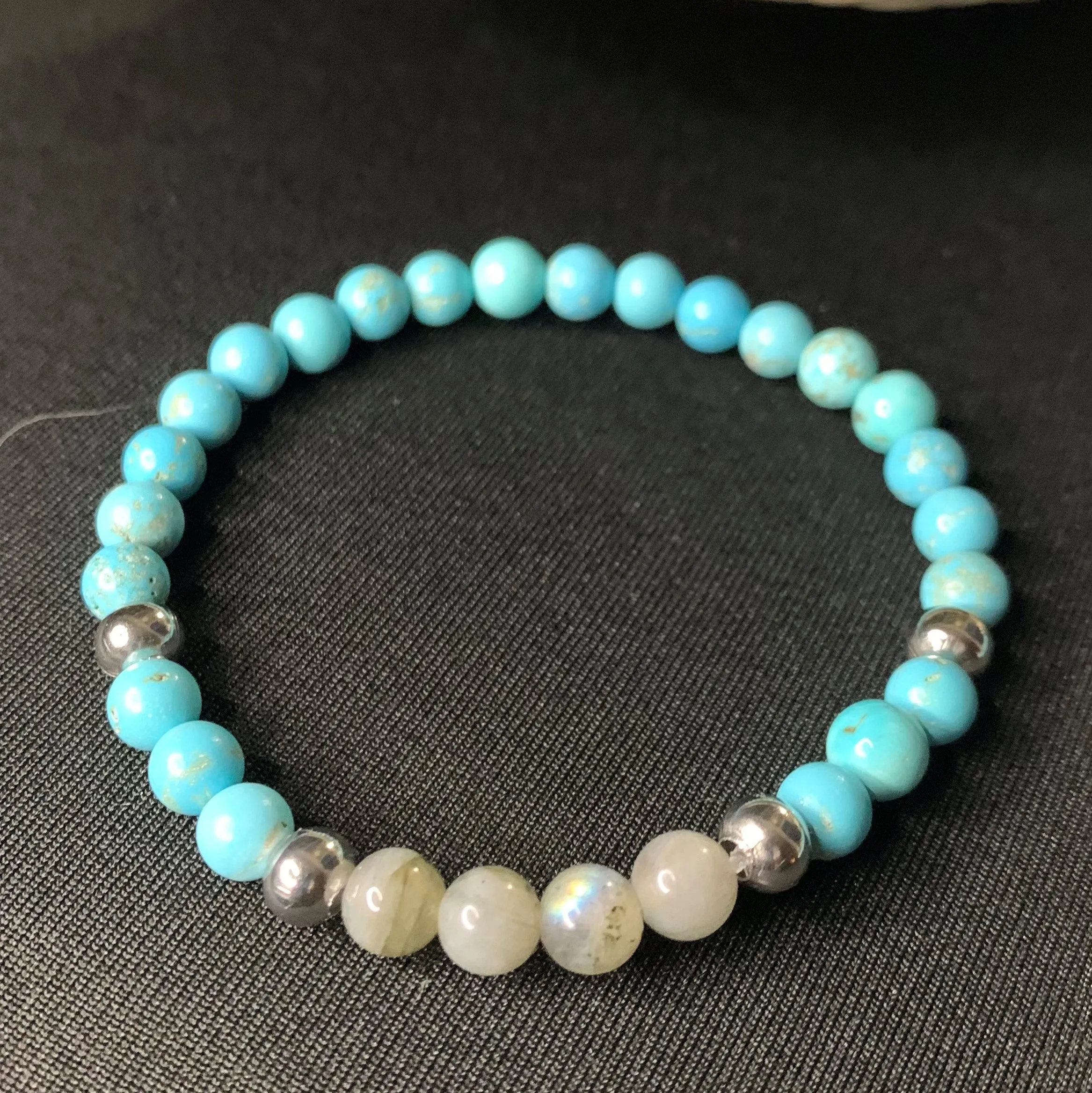 Thin bracelet in turquoise and labradorite beads
