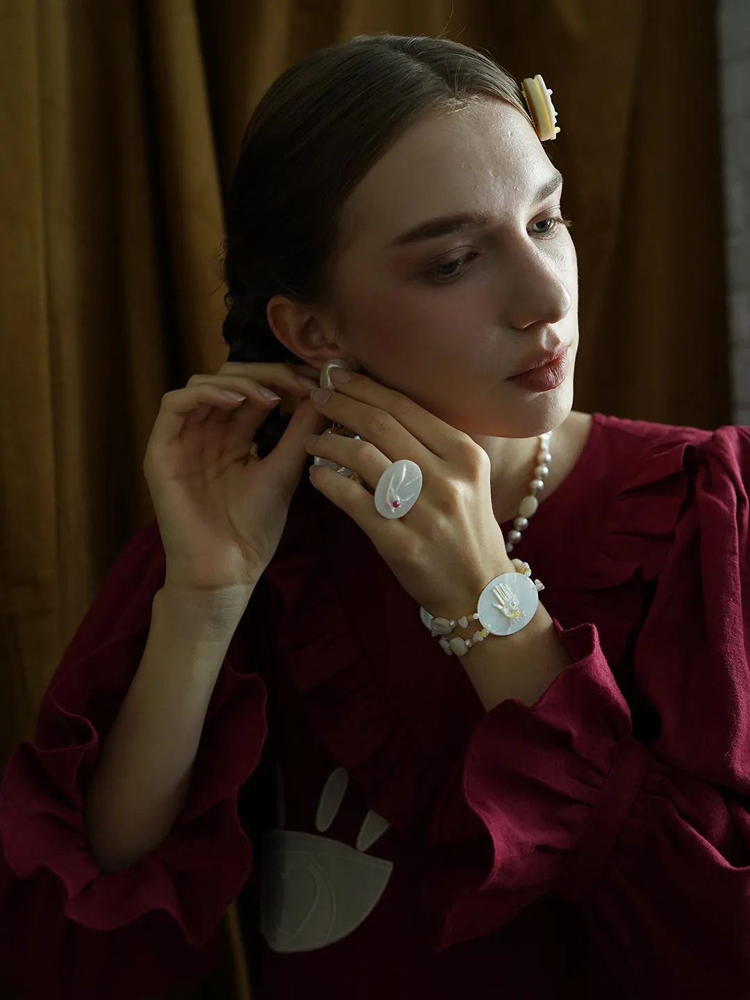 Unlogical Poem Hand-shaped Natural Shell Bracelet