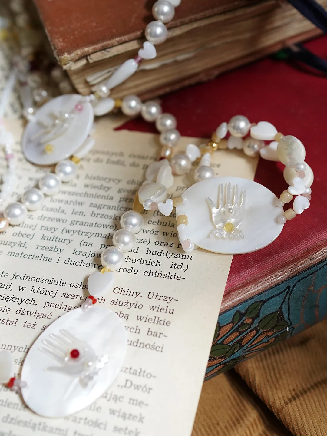 Unlogical Poem Hand-shaped Natural Shell Bracelet